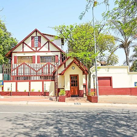 Tudor Lodge Guest House Johannesburg Bagian luar foto