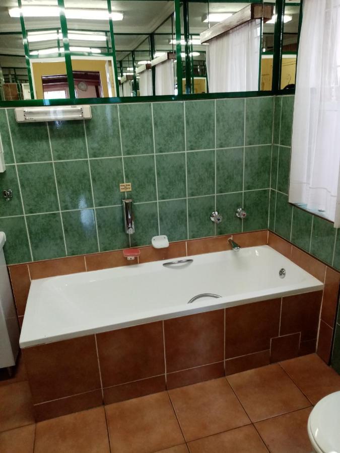 Tudor Lodge Guest House Johannesburg Bagian luar foto
