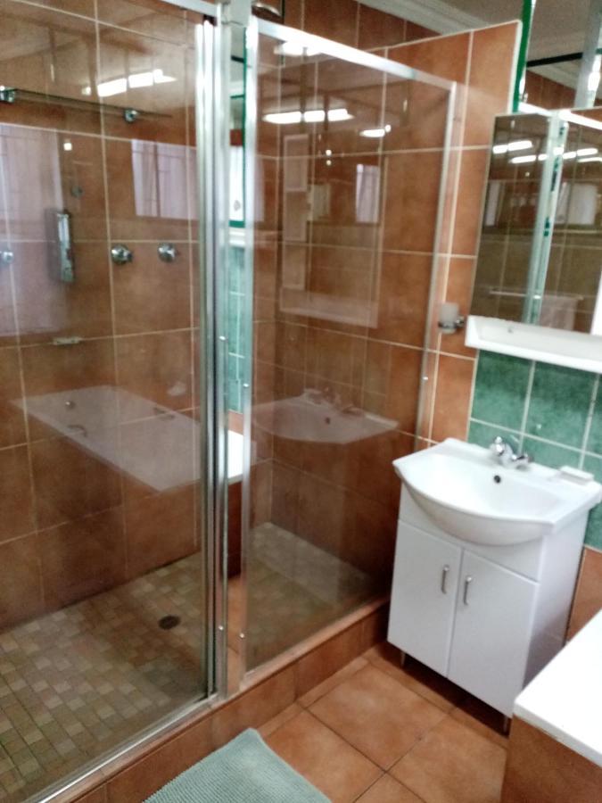 Tudor Lodge Guest House Johannesburg Bagian luar foto