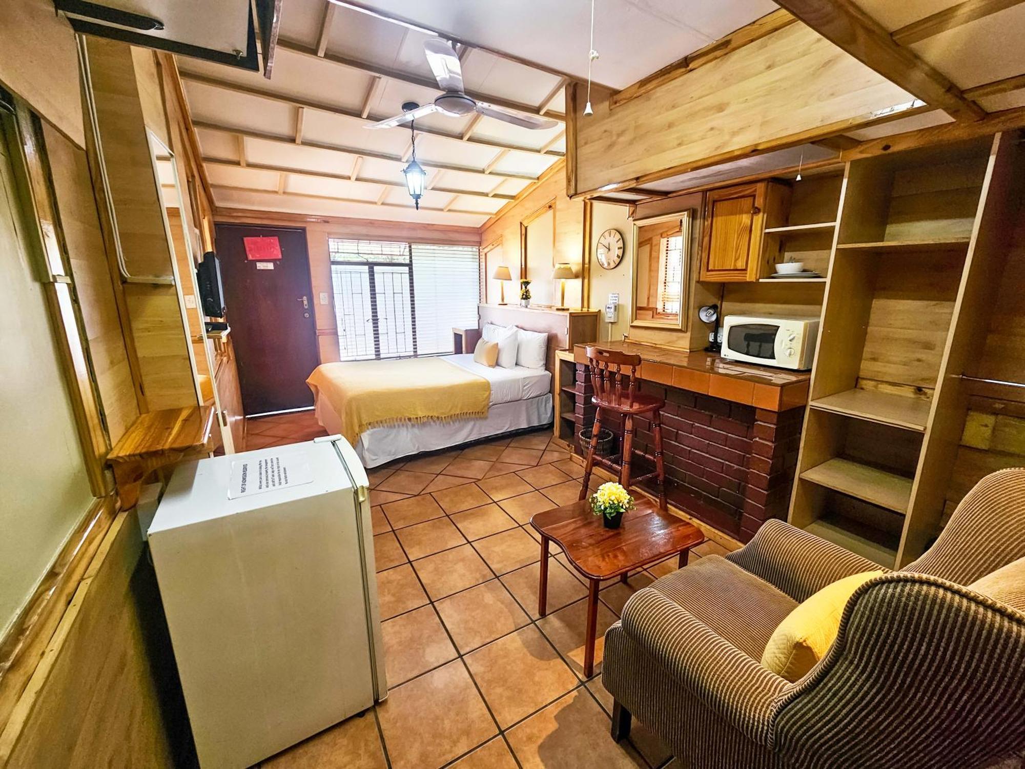 Tudor Lodge Guest House Johannesburg Bagian luar foto