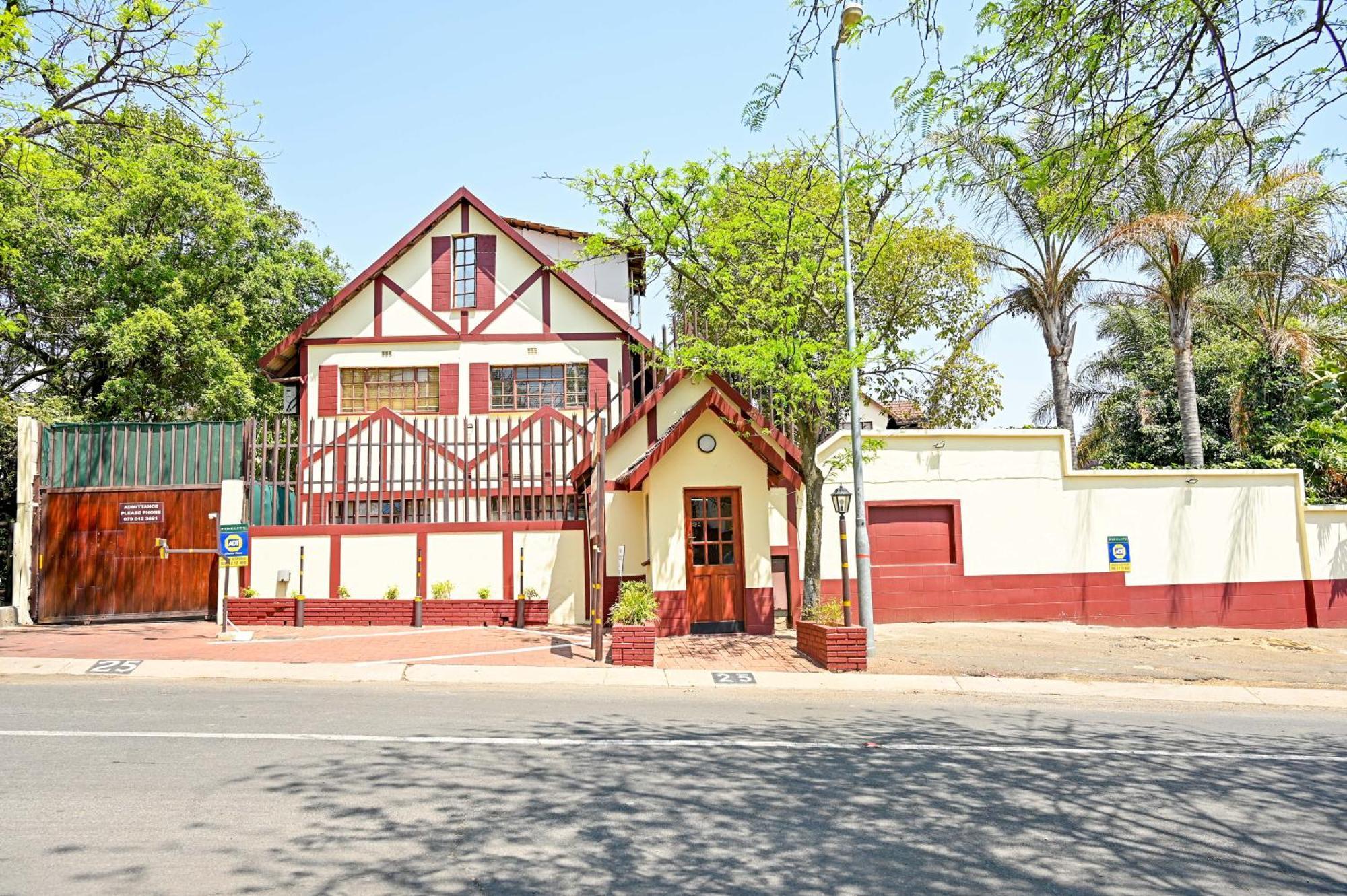 Tudor Lodge Guest House Johannesburg Bagian luar foto